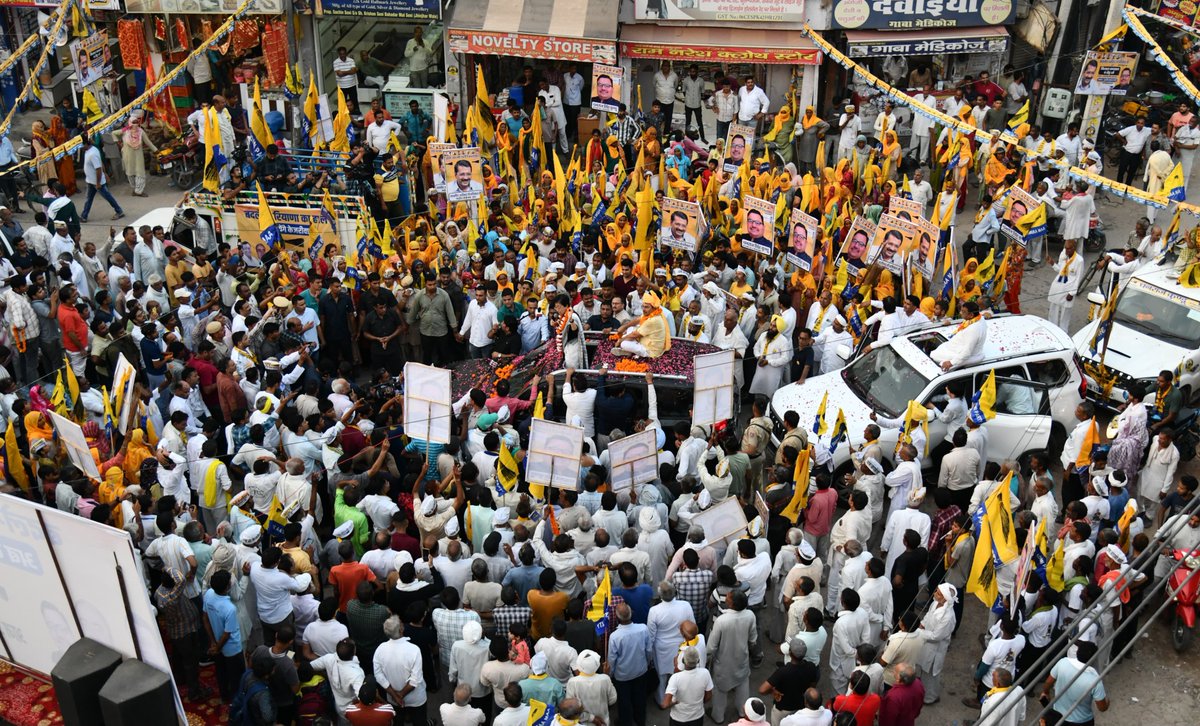 AAP Haryana (@aapharyana) on Twitter photo 📍दादरी
दादरी विधानसभा से आम आदमी पार्टी के कर्मठ उम्मीदवार <a href="/DhanrajKundu2/">Dhanraj Kundu</a> जी के समर्थन में दिल्ली की मुख्यमंत्री <a href="/AtishiAAP/">Atishi</a> जी प्रदेश अध्यक्ष <a href="/DrSushilKrGupta/">Dr Sushil Gupta</a> जी पहुंचे और जनता से धनराज जी के पक्ष में झाड़ू के निशान पर वोट करने की अपील की।
दादरी की जनता ने ठाना है
काम की 📍दादरी
दादरी विधानसभा से आम आदमी पार्टी के कर्मठ उम्मीदवार <a href="/DhanrajKundu2/">Dhanraj Kundu</a> जी के समर्थन में दिल्ली की मुख्यमंत्री <a href="/AtishiAAP/">Atishi</a> जी प्रदेश अध्यक्ष <a href="/DrSushilKrGupta/">Dr Sushil Gupta</a> जी पहुंचे और जनता से धनराज जी के पक्ष में झाड़ू के निशान पर वोट करने की अपील की।
दादरी की जनता ने ठाना है
काम की