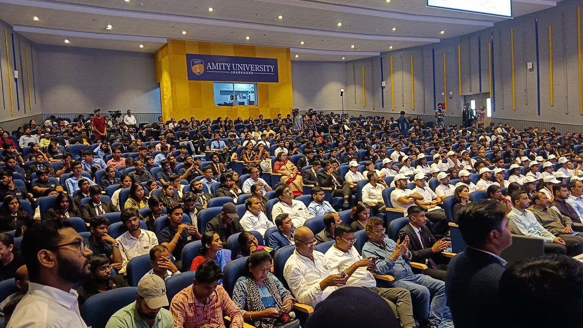 MYBharatHQ's tweet photo. Hon'ble Union Minister @mansukhmandviya graced the 'VIKSIT BHARAT- YUVA CONNECT' programme which was held at Amity University Jharkhand.@khadseraksha @meetarajiv @NITKM2021 @YASMinistry @mybharatgov https://t.co/nhJzZ9WCTL