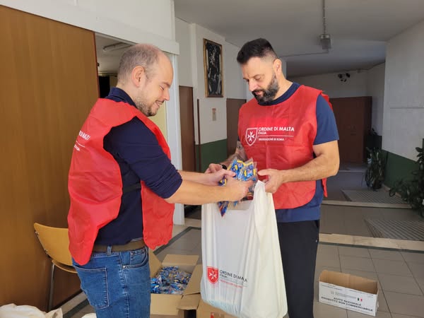 21/9/24: l'Ordine di Malta e i volontari del Centro di Assistenza Sociale “Lady Jean Bertie” -Delegazione Roma-, hanno distribuito i pacchi-viveri presso la Parrocchia di San Paolo della Croce al Corviale
orderofmalta.int.
#orderofmalta #orderofmalta_official