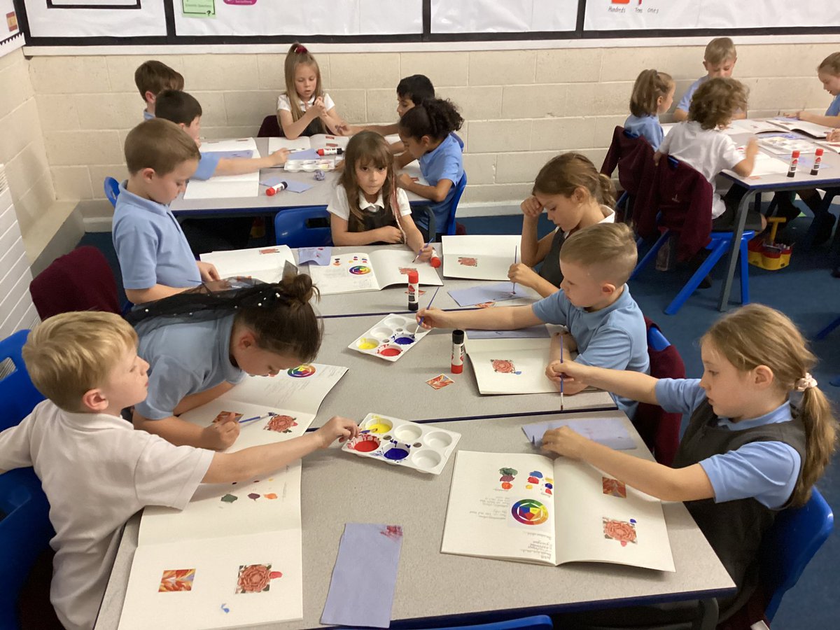 In Art, the children have created colour sentences and colour matched to examples of William Morris’ artwork 🖌️🎨