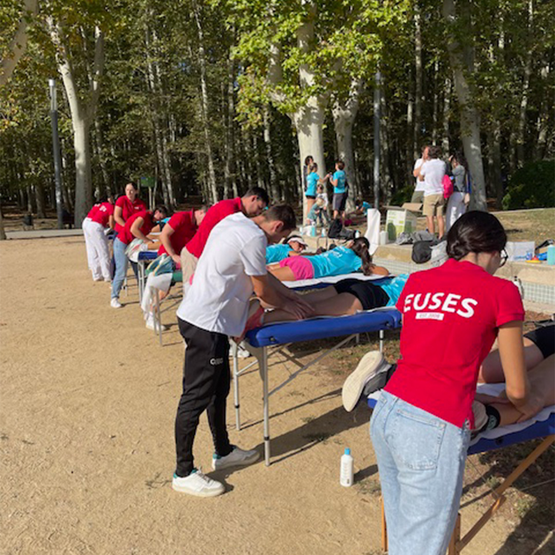 EUSESAlumni's tweet photo. 🎓#Voluntariats | Els nostres alumnes, guiats per la tutora Anna Pibernat, van col·laborar a la Cursa de la Dona de Girona (@CursaDonaGirona) amb tasques de recuperació muscular. 💜🏃♀️
#Euses #EusesAlumni #Voluntariats https://t.co/xNhj39MZc4