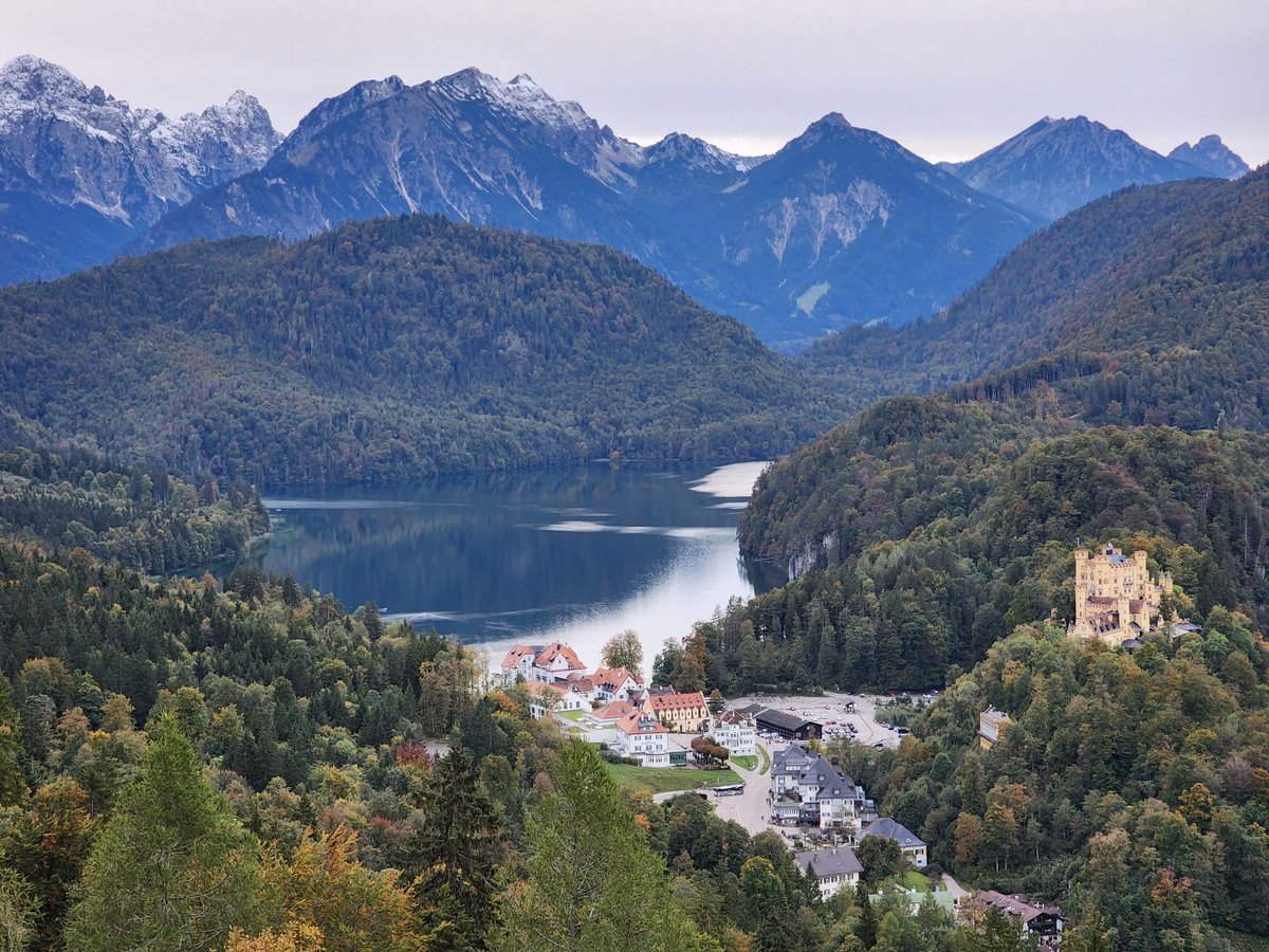 Spent yesterday looking at castles while also taking a little trip into Fussen for lunch and exploring!

Just one picture for now. One of the most gorgeous views I've ever even. Taken from Neuschwanstein castle! 🏰