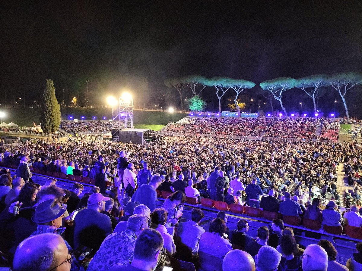 JournalGraham's tweet image. Saw an amazing gig last night by #DavidGilmour in an amazing setting - Circus Maximus in #Rome. Half the set was Pink Floyd. Fantastico! Got in some sightseeing too.