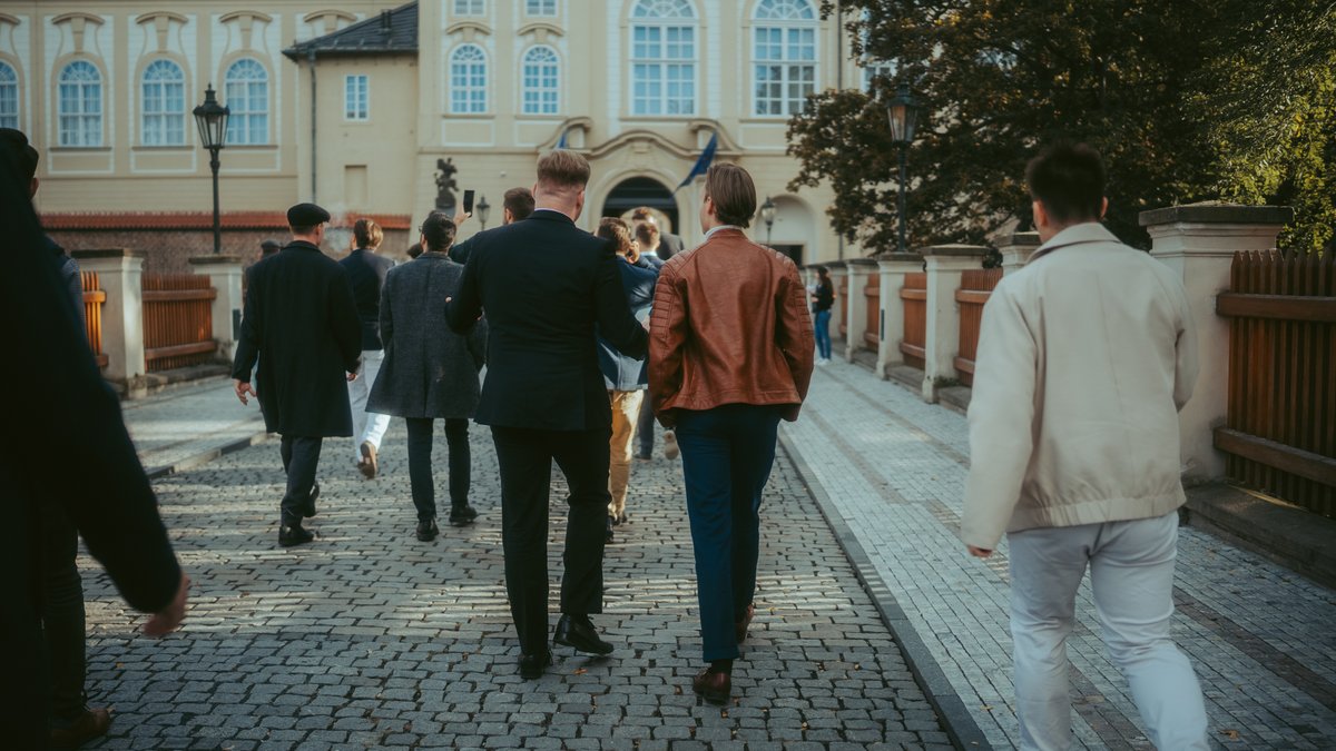 Europäisches Vernetzungswochenende 🇨🇿🇩🇪🇵🇱🇭🇺🇨🇭

Am vergangenen Wochenenden trafen wir uns im Rahmen eines JA-Sachsen-Wochenendes mit Vertretern der tschechischen SPD, der polnischen Konfederacja, der ungarischen MiHazank und aus der Schweiz.

Nach dem Besuch des tschechischen
