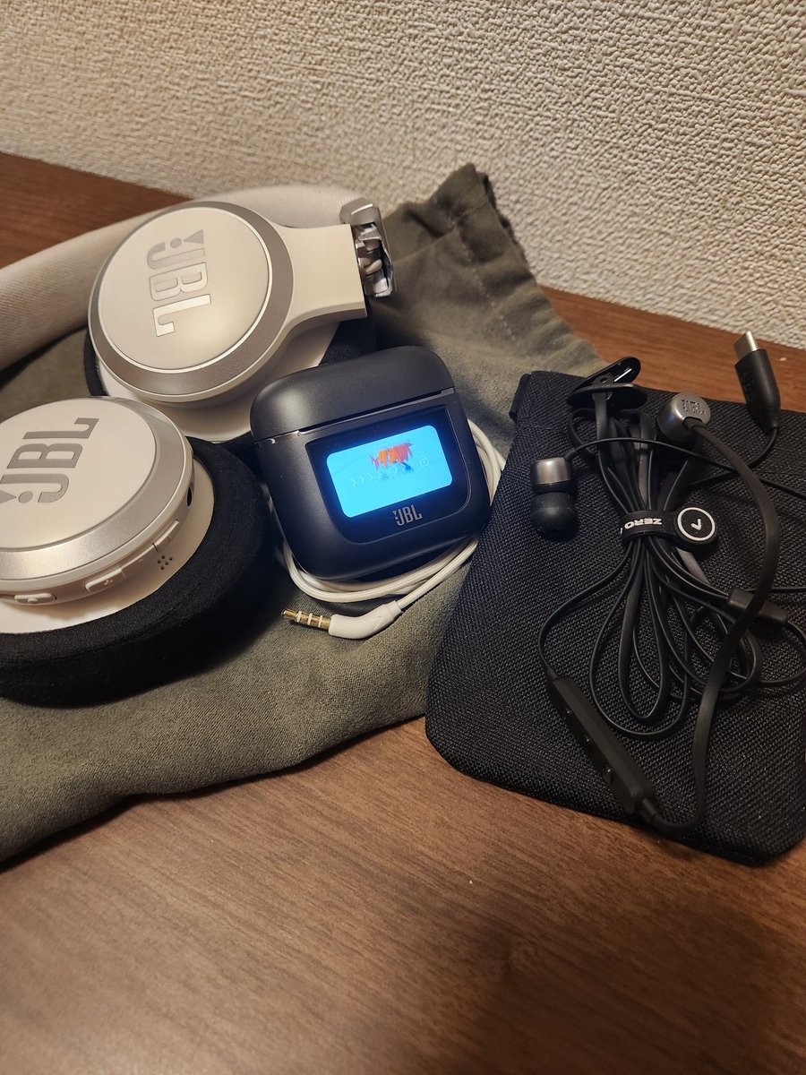 Hukisakura_Main's tweet photo. 気付いたら持ち歩くイヤホンとヘッドホンが全部JBL製品になってる……
俺、そんなに好きなんだw
でも貧乏なので今年のTour Pro 3はスルーして4に向けて貯金、かなw
#JBL
#Tune310C
#Live770NC
#TourPro2 https://t.co/Wna1qNAjjl