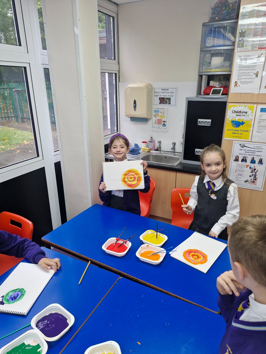 StAlbans_Sch's tweet photo. Year Two have been painting circles using primary, secondary, cool and warm colours #Art #MrsF https://t.co/RB4zSzNOvE