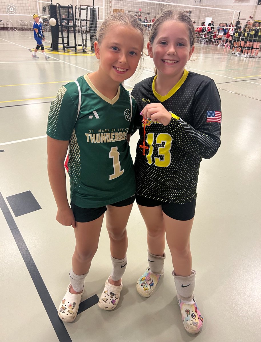 Anna was cheering on the 5th grade squad at St. Peter's tournament. Anna gave Mia a cross after the game congratulating her on a great game and having a positive attitude! ✝️🏐