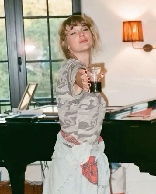 tayvisnation's tweet image. if you see this tweet reply with #ARIASTAYLOR !!!!