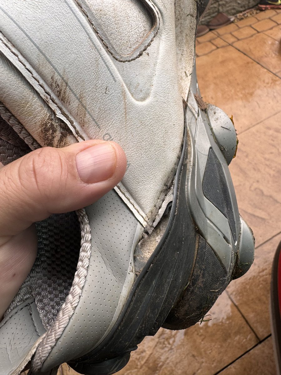 thingyson's tweet photo. @FootJoy   Number 1 in golf shoe 😂😂😂 

This is not a warranty issues 10 month in.

They throw an accusation at a customer that I have poked something into the shoe !!!! 

Yes my foot ! 

Appalling service from footjoy 😡😡😡 https://t.co/jtatmn4bqZ
