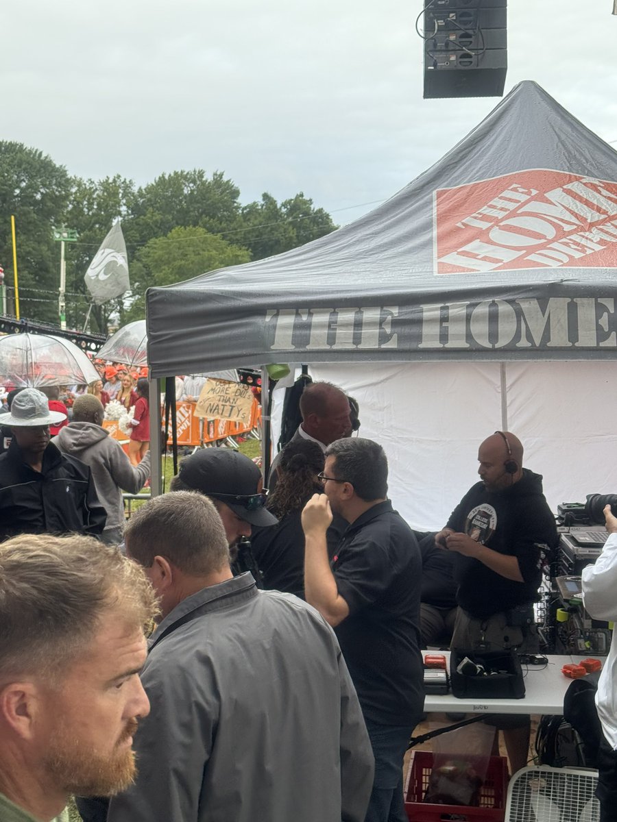 SpencerTomsett's tweet photo. Immensely grateful to @McKay_Julie for balancing everything she had going on this week while giving @UA_NSMA members the chance to go behind the scenes of @CollegeGameDay . The students loved the experience and getting to meet some of their broadcasting idols!! @uaccis @ua_jcm https://t.co/ykvGiUOWyu