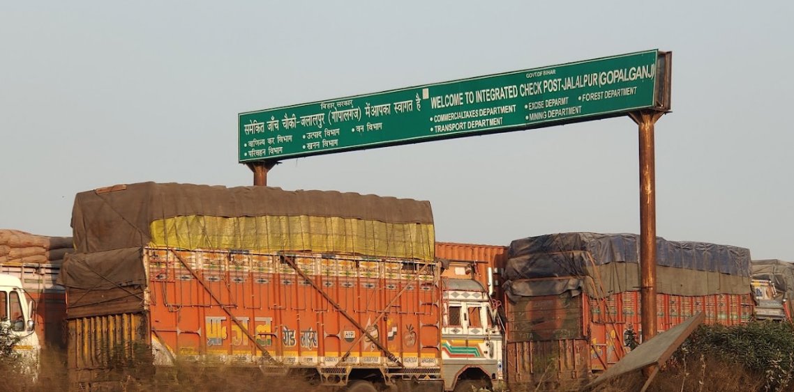 Until 2017, crossing a state border in a truck in India was like going through international customs. Truckers waited in a (long) queue to have the goods and paperwork verified by state government officials and to pay interstate customs duties and state-specific taxes. 1/6