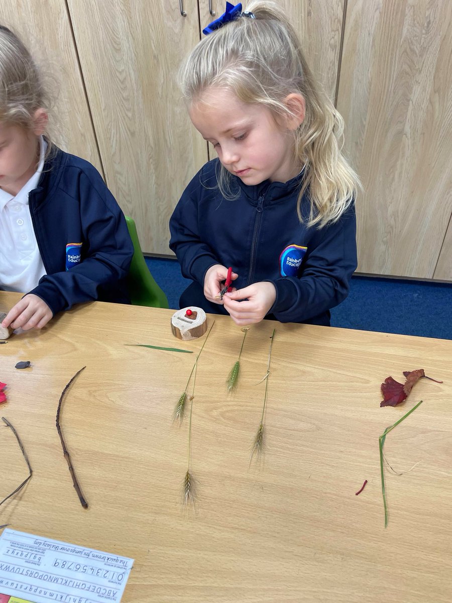 On Friday, as part of our Experience Day in English, we gathered together objects from our Oasis Garden, then made Art with them. It was lots of fun!