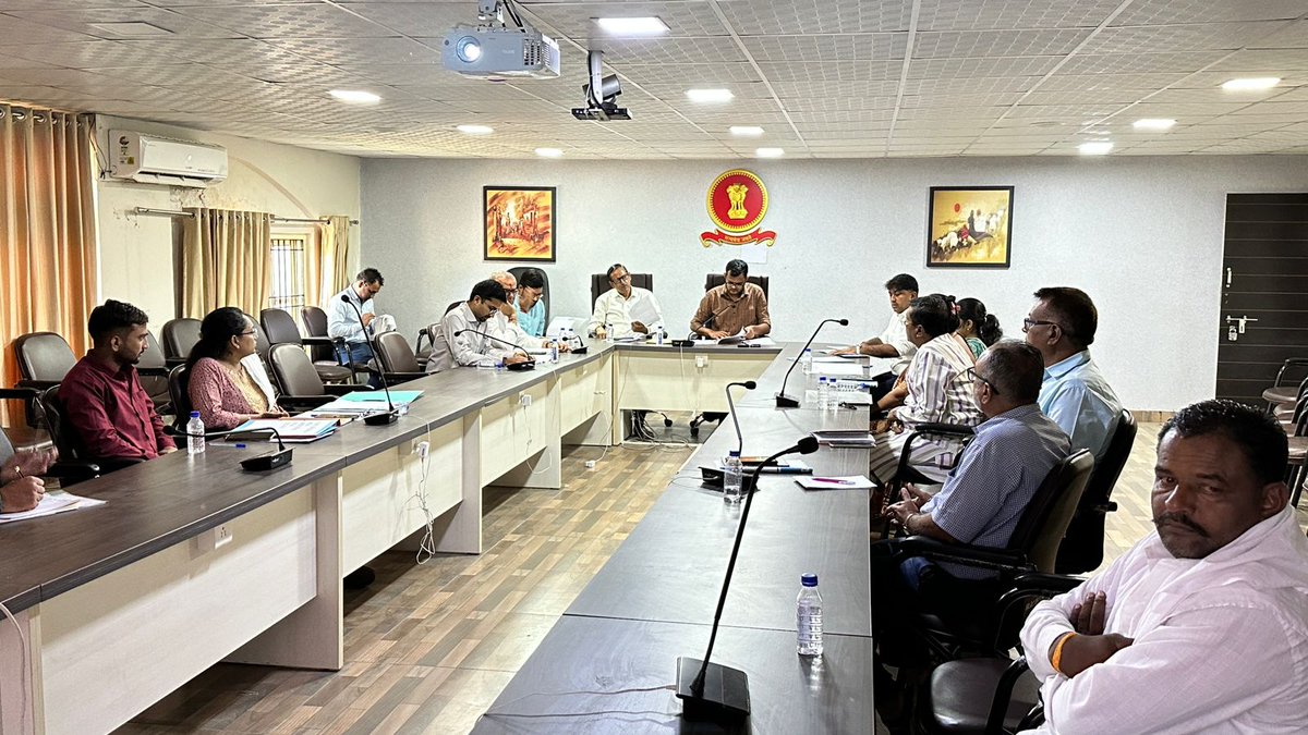 આજ રોજ પ્રાંત કચેરી, અંજાર મધ્યે માન. ધારાસભ્યશ્રી, અંજાર <a href="/tbchhanga/">Trikambhai Chhanga</a>  તથા અન્ય કમિટીના સભ્યોની હાજરીમાં સબ ડિસ્ટ્રીક્ટ હોસ્પિટલ, અંજાર તથા સામુહિક આરોગ્ય કેન્દ્ર, દુધઈની રોગી કલ્યાણ સમિતિની બેઠક  યોજી જરૂરી સુચનો આપવામાં આવ્યા. @CollectorKutch <a href="/revenuegujarat/">Revenue Dep. Gujarat</a>