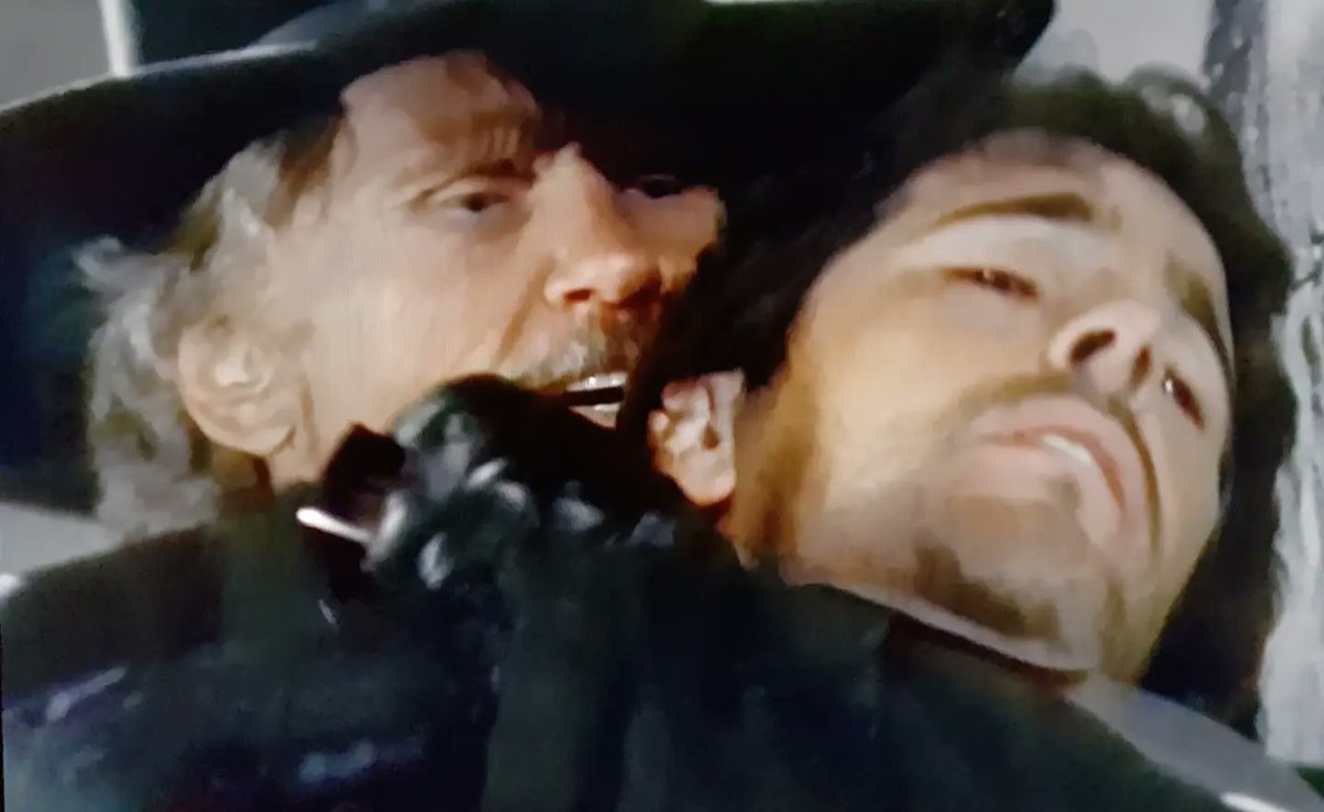 Se ha ido #KrisKristofferson.Con él rodé mi primera escena como actor hace 25 años. Su generosidad y cercanía eran tan grandes como su talento y carisma. 
No olvido el regalo de escucharte cantando con tu amigo #WillieNelson en las mágicas esperas del rodaje nocturno.
#DEP cowboy