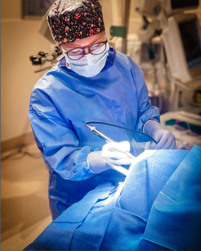 UofLNeurosurg's tweet photo. In the OR with Dr. Elizabeth Bridwell, PGY-1, as she helped place an external ventricular drain ahead of a decompressive craniectomy for an IPH.
#UofLNeurosurgery #Neurosurgery #intheOR #residentlife @UofLHealth @UofL @theGrauster https://t.co/8lepoDRNYQ