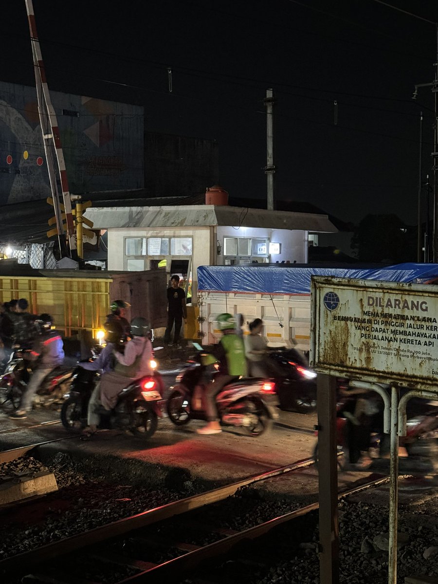 bengmint's tweet photo. @CommuterLine ada truk pasir mogok di perlintasan KAI stasiun serpong, lalin Kereta Tanah Abang - Rangkas Bitung Terganggu #
@JalurSerpong @InfoKRL 
#krl
#commuterline https://t.co/qacQ1Yz7m6