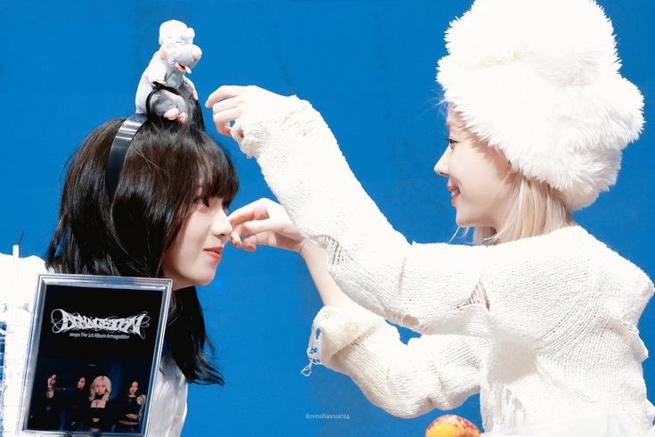 ทุกคนมาเป็นน่าหนาวกันเถอะค่ะ เคมีลงตัว คนพี่สวยก็ได้หล่อก็ดี คนน้องสวยน่ารักมุมเท่ก็เยอะ โมเม้นชงได้เลยไม่มีอะไรต้องฝืน เรียกพี่น่าน้องหนาวได้แบบเต็มปากเต็มคำ คนนึงนักแร็ปคนนึงนักร้อง คนพี่ขี้แกล้งคนน้องขี้งอน พี่น่าชอบจีบน้องหนาวชอบเขิน เนี่ยอะไรมันจะขนาดน้านนนน🤩