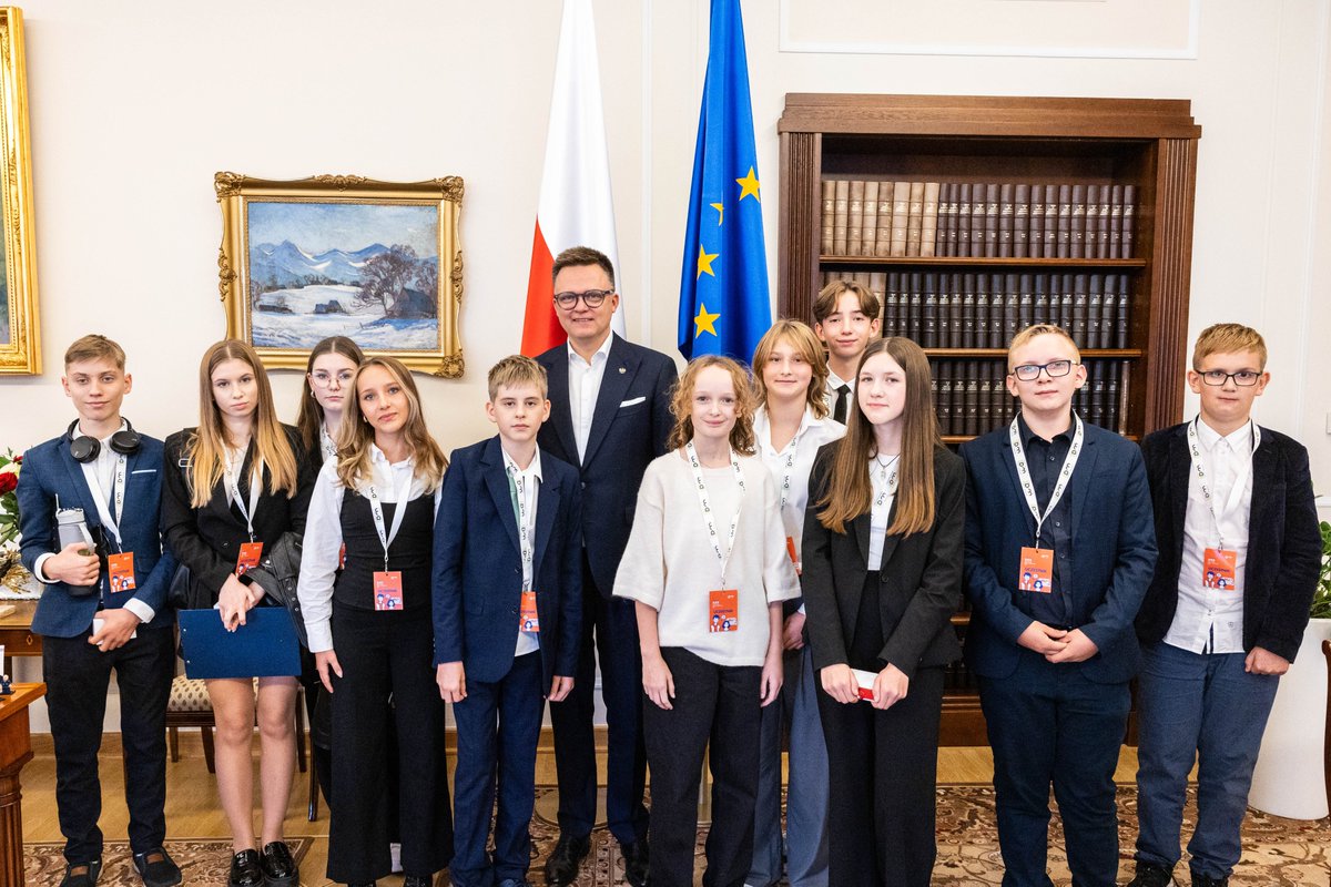 KancelariaSejmu's tweet photo. 📸Spotkanie marszałka Sejmu @szymon_holownia z młodymi ludźmi, którzy dziś, w ramach Sejmu Dzieci i Młodzieży, dyskutowali o istotnych z punktu widzenia młodego pokolenia tematach.
#Sejm #SDiM https://t.co/NtviMeS6I4