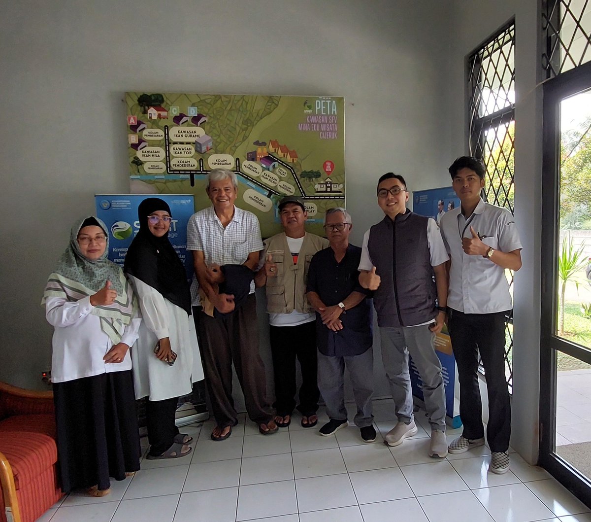 RickyA_Luhkan's tweet photo. Rabu (04/09), Ricky Arsenapati, Luhkan Kab. Bogor Pendampingan pelaku usaha/utama perikanan Prov. Kalsel utk pembahasan kerjasama budidaya ikan lokal yaitu ikan dewa
#GiatLuhkanSatminkalBogor #Bgr 
@brpbatpp_bogor
@bppsdm_kp
@pusluh_bppsdm https://t.co/uSHVdPyeCp