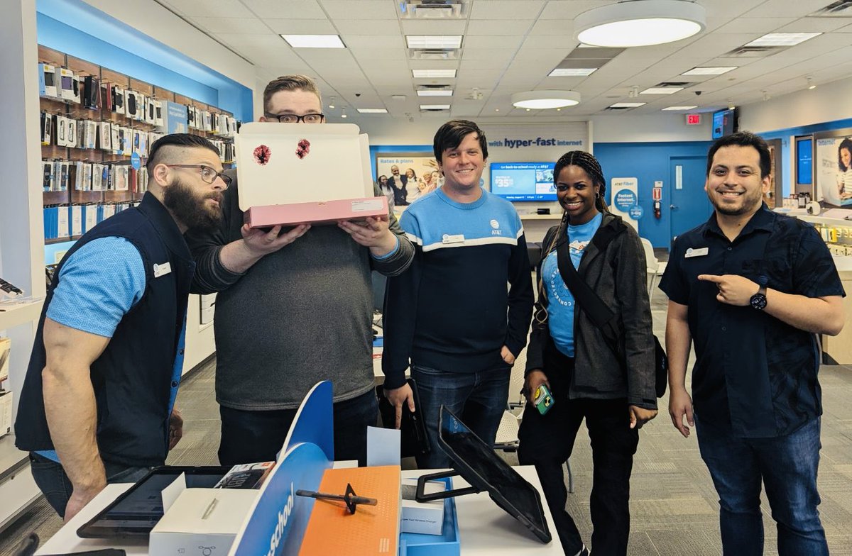 LifeAtATT's tweet photo. 🎉 It's Serve Customers First Week at AT&amp;T! 🎉 Kicking things off with a shoutout to our Laura Hill Retail team! They’ve been breaking sales records for their entire area and are now enjoying some well-deserved sweet treats. Way to go, team!

#LifeAtATT #SCFW24 https://t.co/2TggVFz1yh