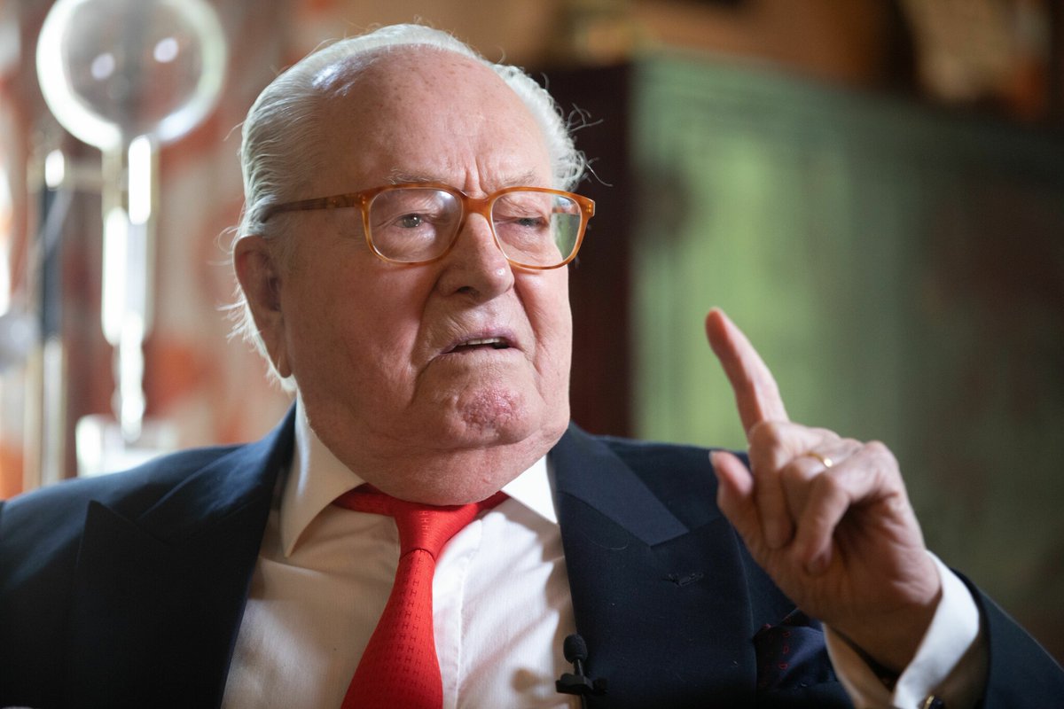 leparisien_pol's tweet photo. Jean-Marie Le Pen filmé en train de chanter avec des néonazis : sa fille Marine porte plainte pour « abus de faiblesse »
➡️ https://t.co/aJ6w8R8LOX https://t.co/WKXD4ijOxp