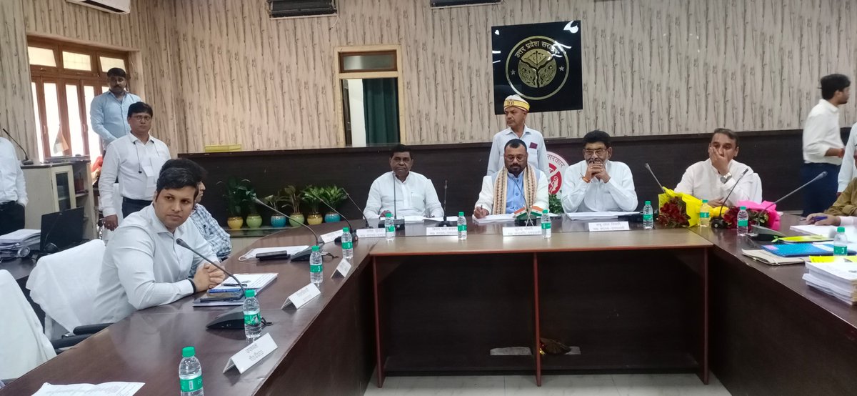 DM_PRAYAGRAJ's tweet photo. विधान परिषद उत्तर प्रदेश की संसदीय अध्ययन समिति के मा0 सभापति श्री सुरेन्द्र चौधरी की अध्यक्षता में सोमवार को कलेक्ट्रेट स्थित संगम सभागार में मा0 समिति के सदस्य श्री किरण पाल कश्यप, श्री बाबू लाल तिवारी की उपस्थिति में के वरिष्ठ अधिकारियों के साथ बैठक। https://t.co/l56zzFpKqt