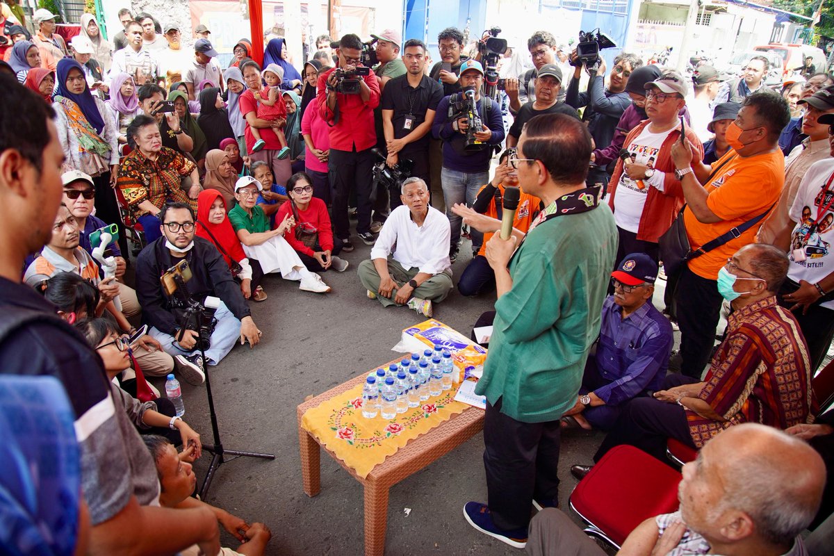 MarimarDoang's tweet photo. Blusukan di kawasan Cideng, Mas @pramonoanung Menyapa warga dan mendengar keluhan masyarakat terkait  permasalahan letak rumah warga dan rel kereta api. #JakartaMenyala https://t.co/58qAKgi1Df