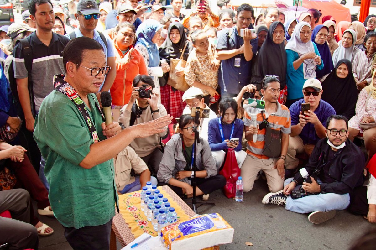 MarimarDoang's tweet photo. Blusukan di kawasan Cideng, Mas @pramonoanung Menyapa warga dan mendengar keluhan masyarakat terkait  permasalahan letak rumah warga dan rel kereta api. #JakartaMenyala https://t.co/58qAKgi1Df