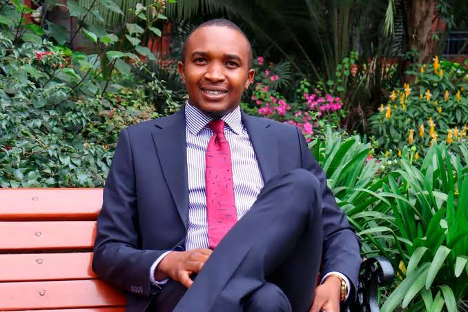 RealOmtatah's tweet image. Kenyans directed DCI to Mombasa to arrest Nassir, but they went to Kahawa Sukari to ABDUCT Morara.

Dear DCI, the person on the left is Nassir. He is the one you're to arrest. 

The one on the right is Morara. He is the one fighting for a better future for this country.

We…