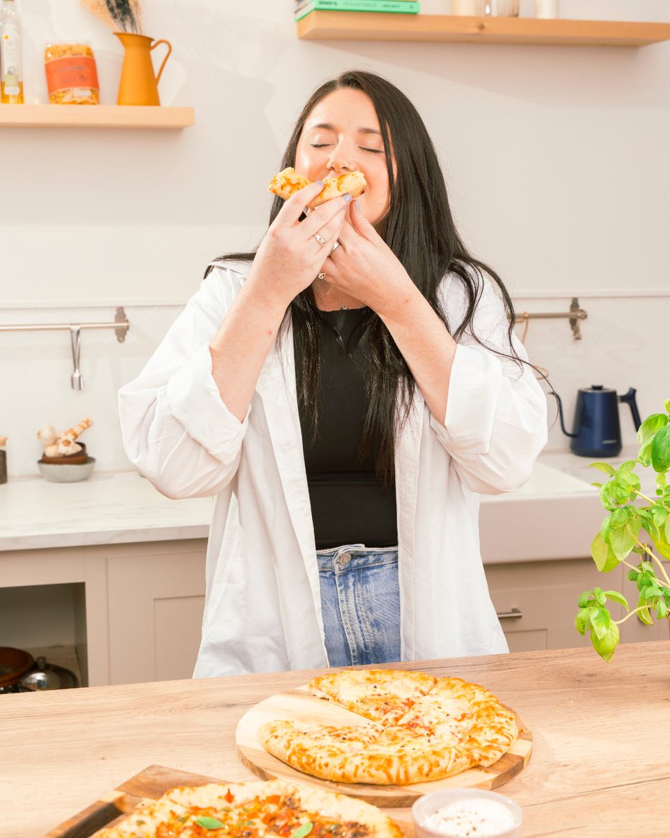 that first bite feeling 🤤 🤤 🤤 

#chicagotown #pizza #toppings #pizzatime #pizzalover #instafood #pizzagram #dailypizza #foodie #yummy #tasty #takeaway