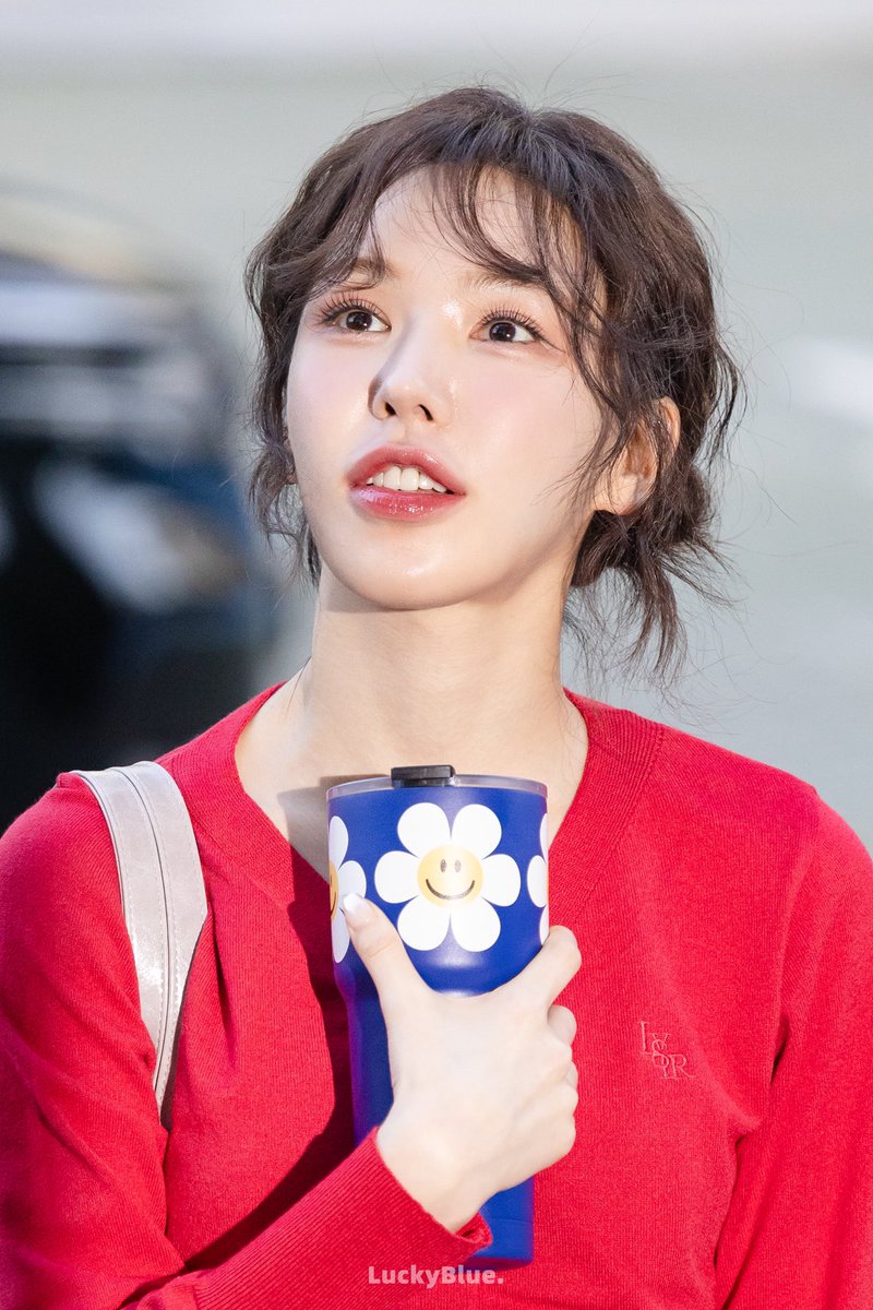 LuckyBlue_0221's tweet photo. 240930
Wendy's Young Street上班

姐姐，我喜欢吃素。我以前是喜欢吃荤的，但是现在遇到姐姐就吃素了，因为姐姐就是我的菜。

#WENDY #웬디 https://t.co/KUfPn2880t