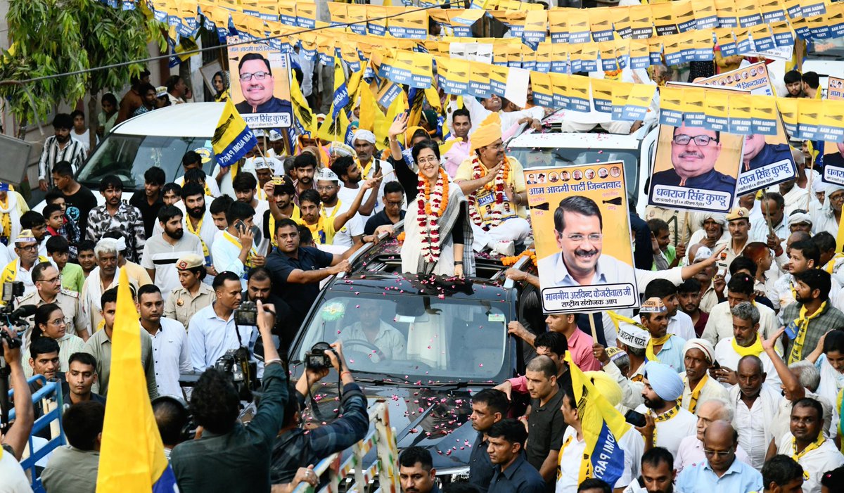 Dr. SP (@sphavisha) on Twitter photo 📍दादरी
दादरी विधानसभा से आम आदमी पार्टी के कर्मठ उम्मीदवार <a href="/DhanrajKundu2/">Dhanraj Kundu</a> के समर्थन में दिल्ली की मुख्यमंत्री <a href="/AtishiAAP/">Atishi</a> प्रदेश अध्यक्ष <a href="/DrSushilKrGupta/">Dr Sushil Gupta</a> पहुंचे और जनता से धनराज जी के पक्ष में झाड़ू के निशान पर वोट करने की अपील की।
दादरी की जनता ने ठाना है
काम की राजनीति को 📍दादरी
दादरी विधानसभा से आम आदमी पार्टी के कर्मठ उम्मीदवार <a href="/DhanrajKundu2/">Dhanraj Kundu</a> के समर्थन में दिल्ली की मुख्यमंत्री <a href="/AtishiAAP/">Atishi</a> प्रदेश अध्यक्ष <a href="/DrSushilKrGupta/">Dr Sushil Gupta</a> पहुंचे और जनता से धनराज जी के पक्ष में झाड़ू के निशान पर वोट करने की अपील की।
दादरी की जनता ने ठाना है
काम की राजनीति को