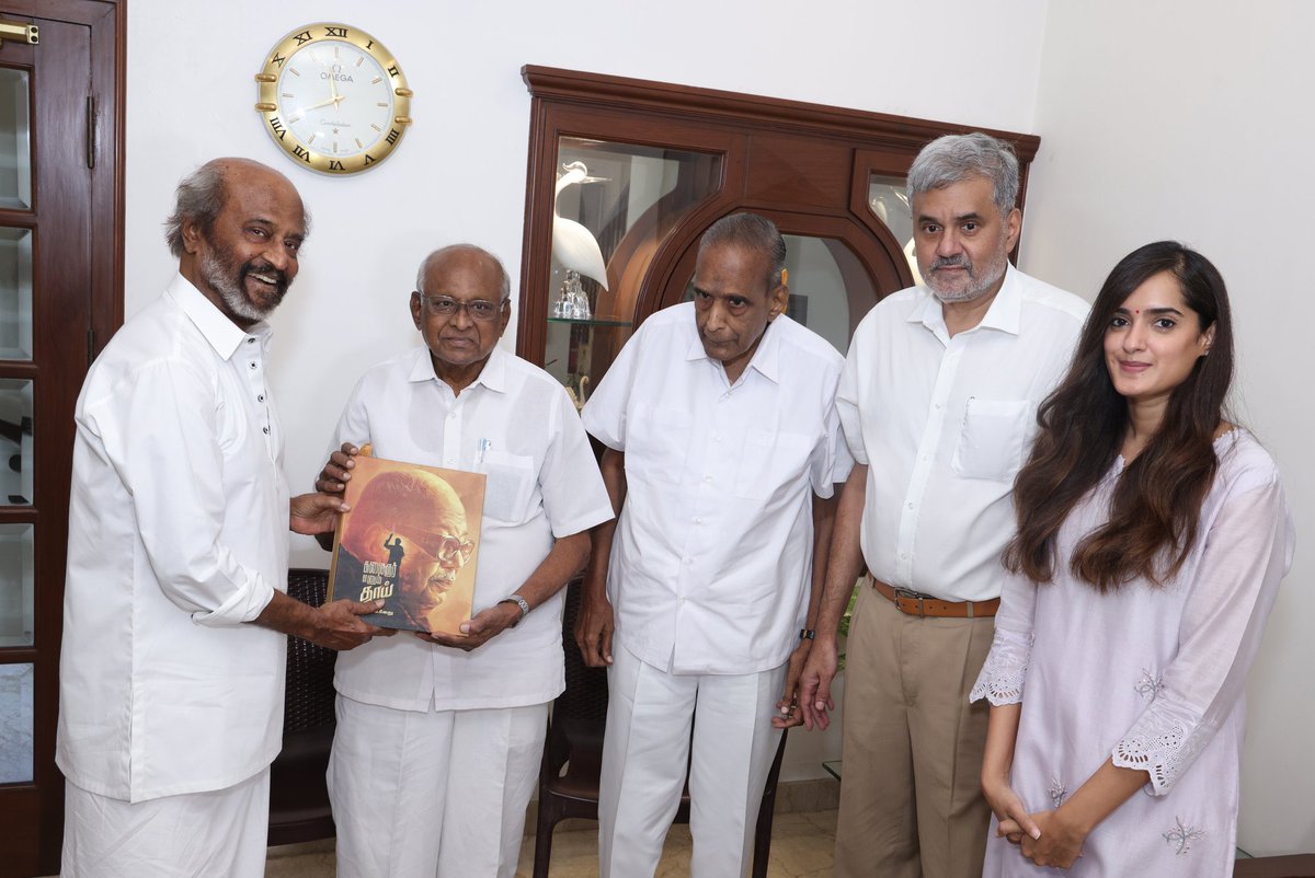CineKingsley's tweet photo. #Thalaivar #Rajinikanth meets 
Producer #MSaravanan avl &amp; 
Director #SPMuthuraman avl 
to wish them well and reflect on the golden days of Tamil cinema. 💐❤️🤘

@rajinikanth @avmproductions
@arunaguhan_ @avmmuseum 

#VETTAIYAN #RAJINATION 
#VettaiyanFromOct10 #வேட்டையன் 🕶️ https://t.co/SDXelAO2Tk