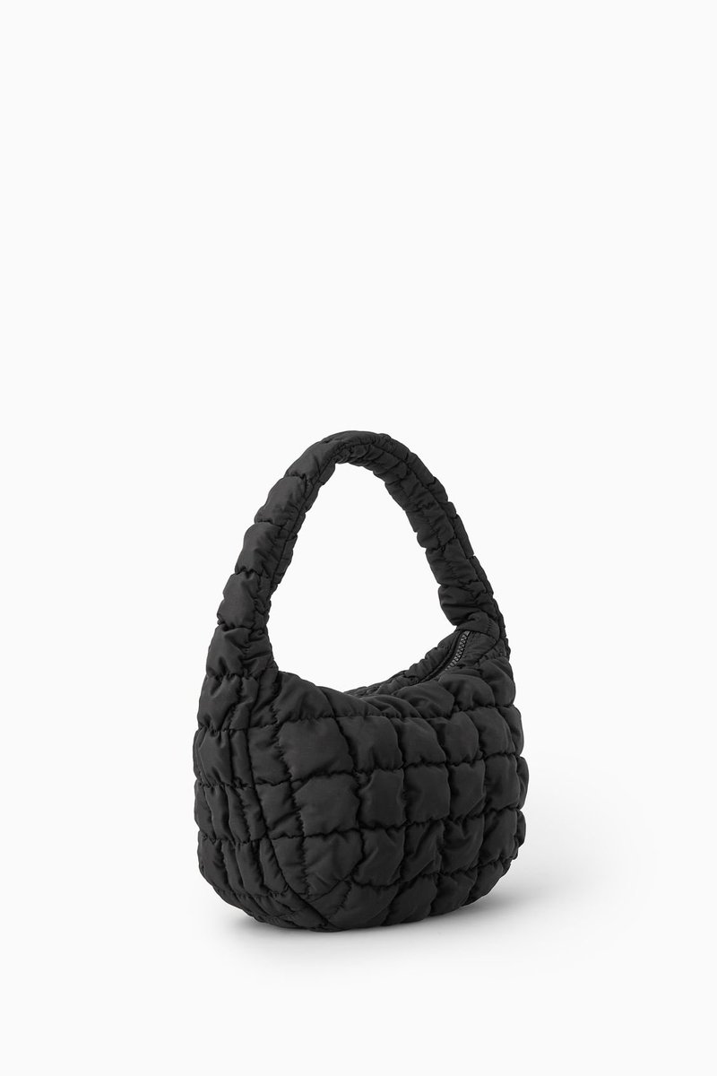 senix_94's tweet photo. ส่งต่อcos quilted mini bag สีดำ  1,800 รวมส่ง สภาพ100% สนใจสามารถขอดูรูปเพิ่มเติมได้ค่า #ส่งต่อกระเป๋า #cos #กระเป๋าcos #ส่อต่อเสื้อผ้า #กระเป๋ามือสอง  #เสื้อผ้า https://t.co/sC35ybo5jL