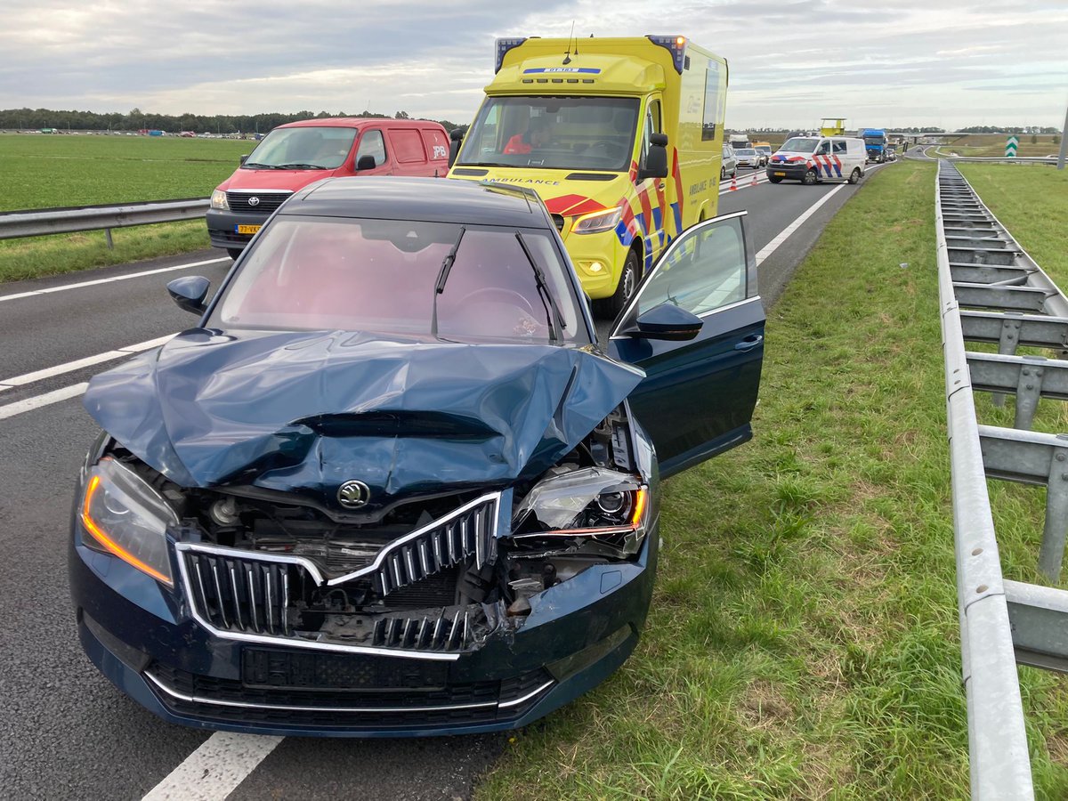 Een ongeval op de #N33 vanuit Eemshaven richting Veendam zorgt voor een dichte linkerrijstrook ter hoogte van knp. Zuidbroek. Houd rekening met vertraging maar ook op de aansluitende #A7 voor het knooppunt richting de Duitse grens. Check: rwsverkeersinfo.nl