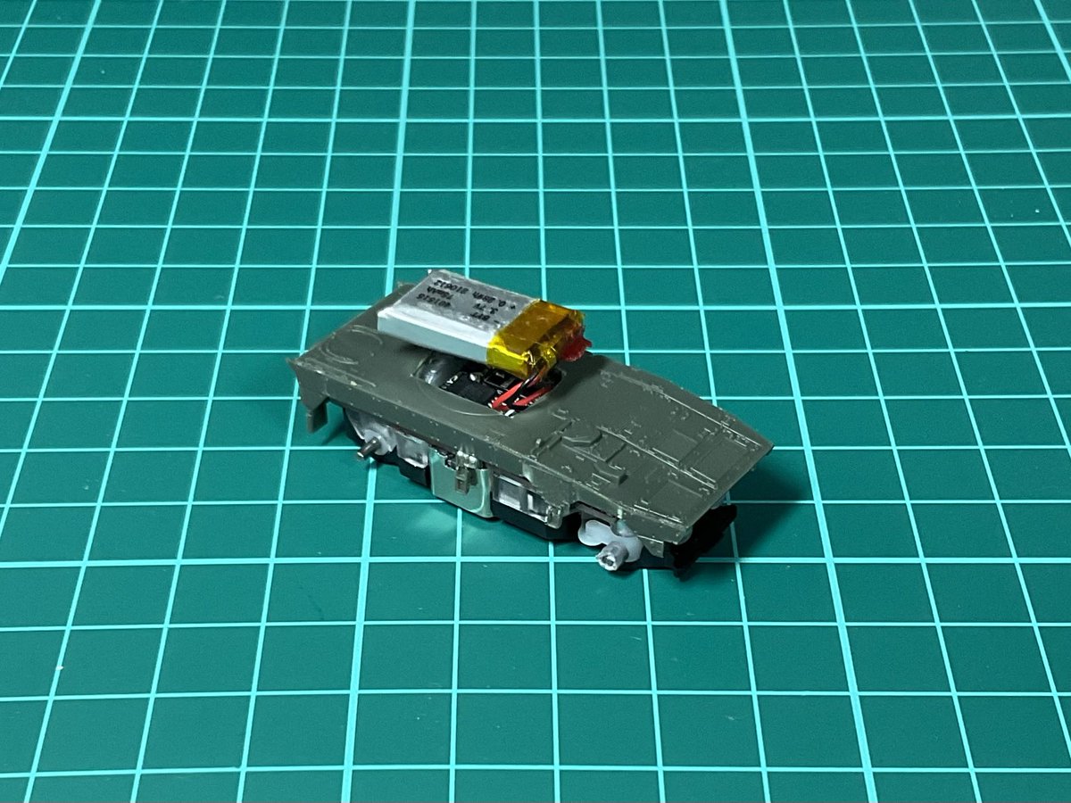 1/144の車両に収まるサイズのラジコン車を入手しました。
ターボレーシングというラジコンで、幅約19mmほどのサイズにもかかわらず、スロットルもステアリングも無段階制御できます！
ホイールベースがちょうどだったので、試しにピットロードの16式機動戦闘車に組み込んでみます。
#144スケモ