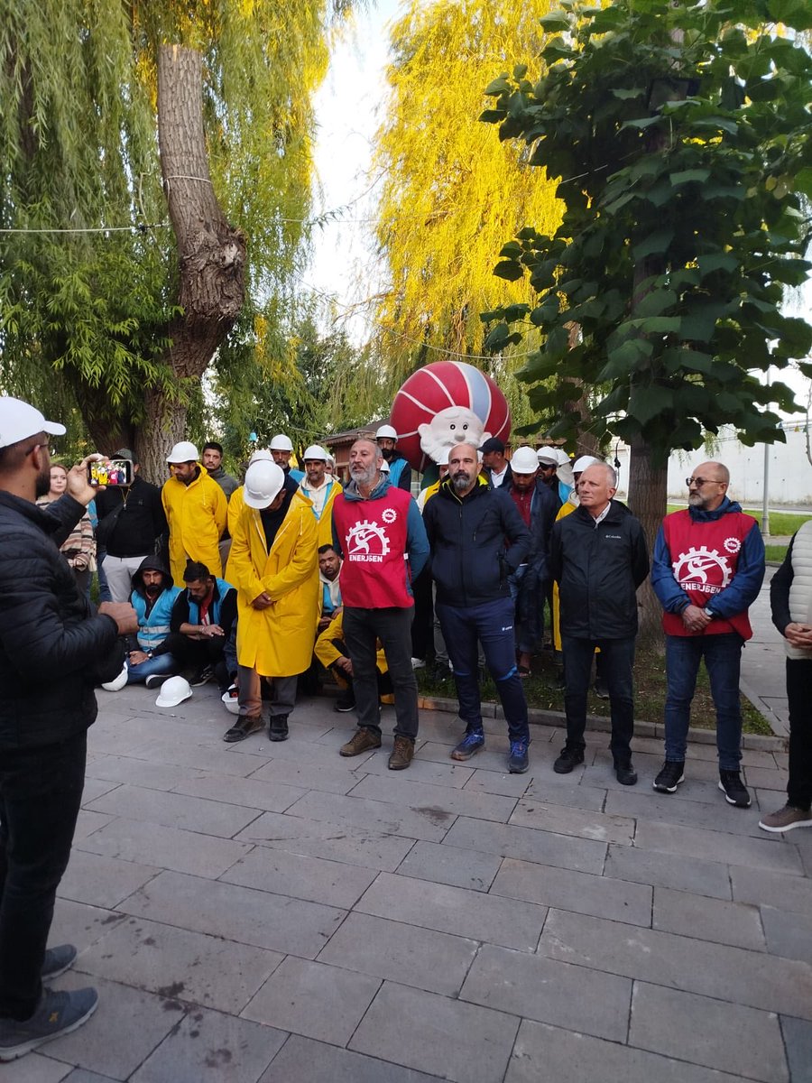 Fernas işçileri Ankara’ya yürüyor. Bugün Sivrihisar’da onları karşıladık. Fernas işçilerinin talepleri karşılansın. Yaşasın Fernas Maden işçilerinin haklı mücadelesi.