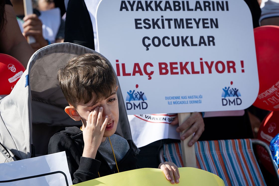 ersoydede's tweet photo. AYAKKABILARINI ESKİTMEYEN ÇOCUKLAR İLAÇ BEKLİYOR

- Genellikle erkek çocuklarında görülen, genetik kalıtımlı ve ilerleyici bir kas hastalığı olarak bilinen DMD’nin ilaçları ve medikal ürünleri SGK kapsamına alınsın..

#KasHastalığıFarkındalıkgünü 
#KasHastalığıFarkındalığı https://t.co/t2eoX4QU3b