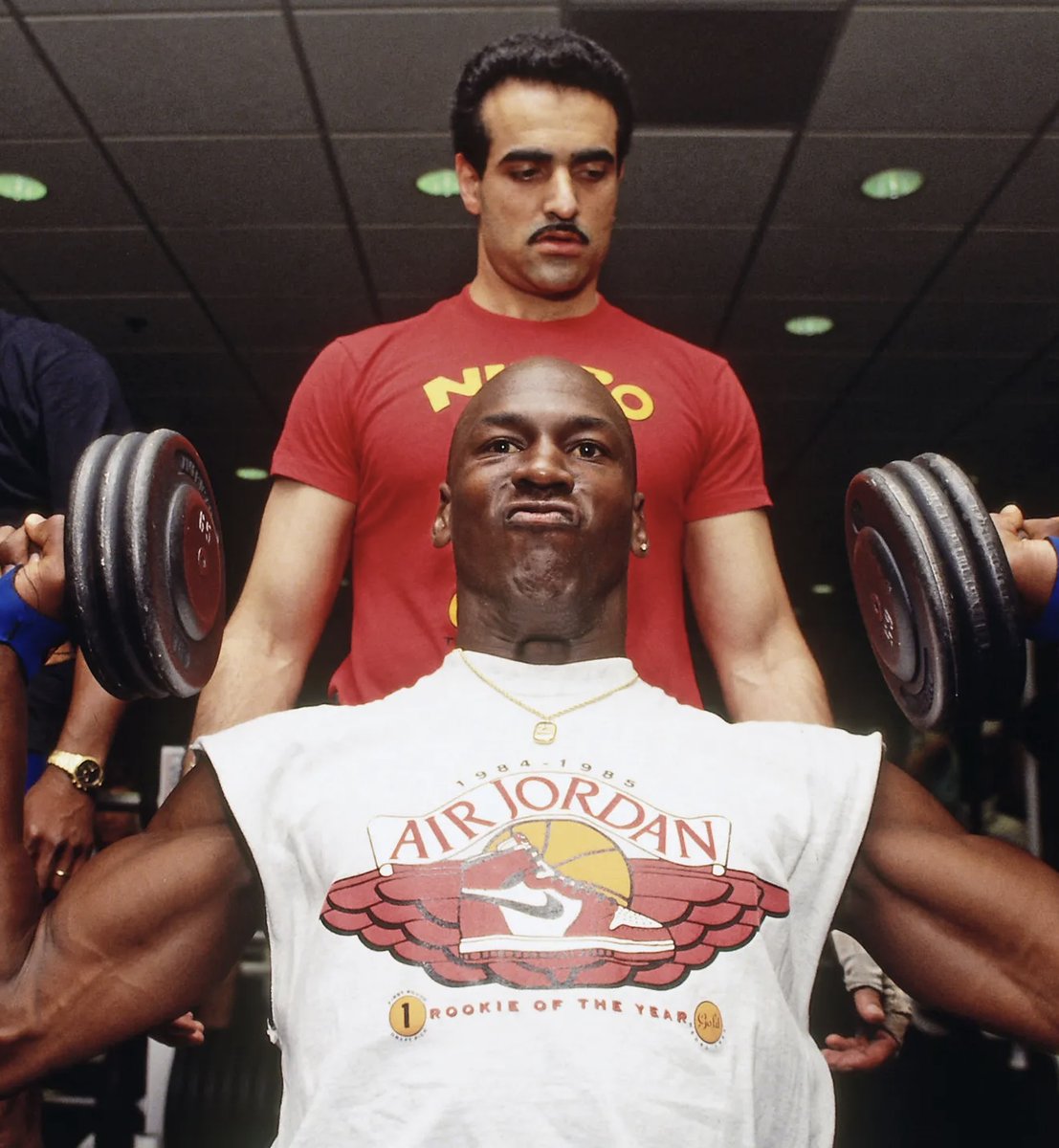 Este es Tim Grover.

El hombre detrás del legado de Michael Jordan.

Él le enseñó a Jordan un concepto que lo convirtió en el mejor de todos los tiempos...

Este es el concepto: