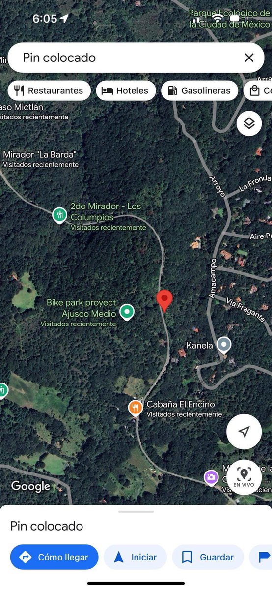 TlalpanVecinos's tweet photo. #DenunciaCiudadana 

Fui asaltada en la ciclopista Ferrocarril de Cuernavaca, justo después del segundo mirador, conocido como “Los Columpios”. En Google Maps aparece como Bike Park Proyecto Ajusco. Hay una pequeña carretera que conecta hacia Tlalpuente, y fue por ahí donde me interceptaron. Eran dos jóvenes de aproximadamente 20 años o menos.

Descripción de los asaltantes:

•El primero vestía pants, sudadera y gorra negra.
•El segundo llevaba pants grises, sudadera gris con azul y gorra.

Ambos estaban armados y me robaron mi bicicleta. Tuve que caminar hasta la caseta de vigilancia, pero nadie me ayudó. No hay presencia policial en la zona, y aunque intentaron radiar a un policía, nunca llegó.

Comparto la ubicación para que extremen precauciones, ya que no hay vigilancia alguna. Adjunto también una foto de mi bicicleta robada por si la ven en el mercado negro.

Descripción de la bicicleta:

•Marca: Alubike
•Modelo: MTB SLT 29DIM
•Color: Azul
•Velocidades: 24V

Por favor, estén atentos y cuídense.