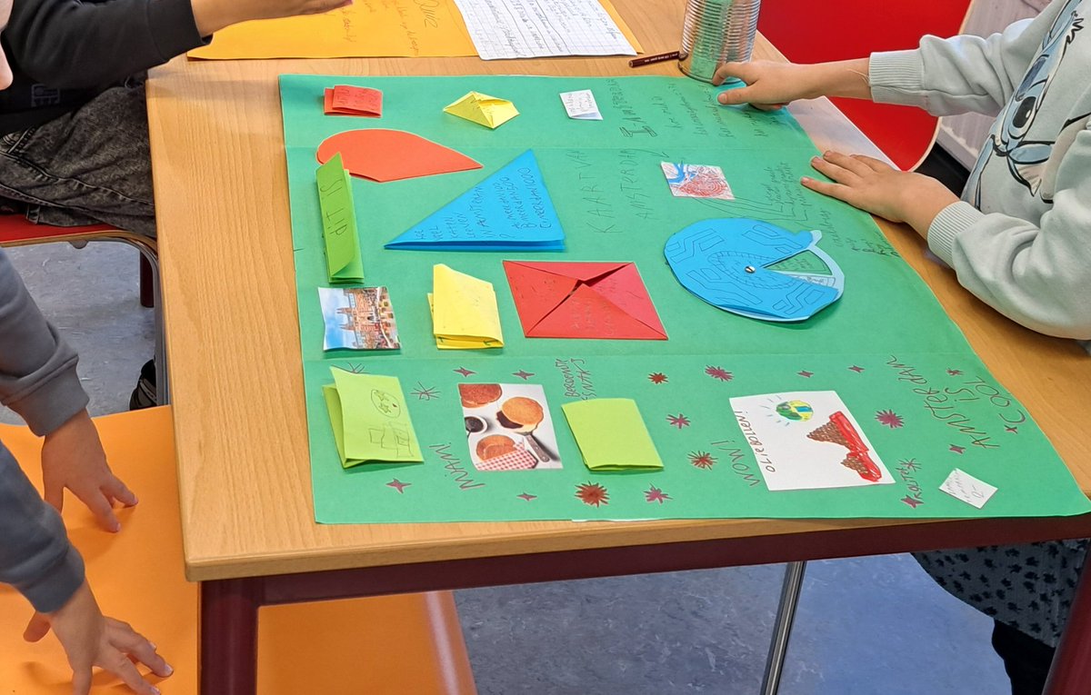Vandaag hebben de kinderen in het #Denklab <a href="/AWBRonderwijs/">AWBR onderwijs</a> de lapbooks aan elkaar gepresenteerd. #projectamsterdam