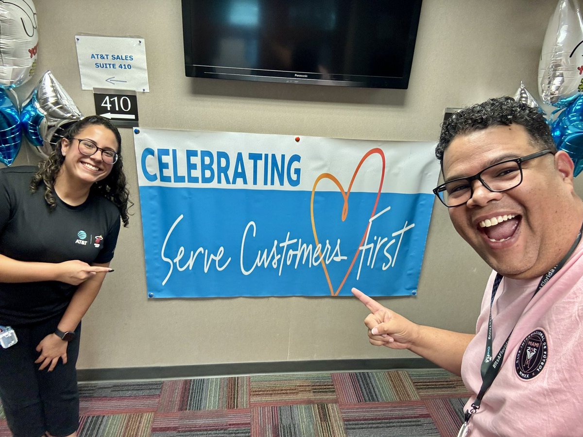 josemTU's tweet image. Celebrating Serve Customers First Week and wearing our favorite team colors at Sunrise!! #SCFW2024 #LifeatATT #ItsaFloridaThing