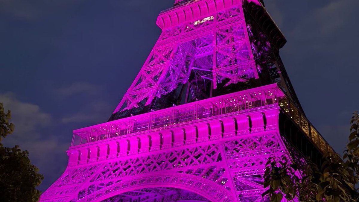 info_Paris_IDF's tweet image. 🔴 DIRECT - #Paris : Beaucoup de monde sont massés autour de la tour #Eiffel ce soir.

👉 Le monument est illuminé en #Rose a l’occasion de la sensibilisation à la lutte contre le cancer du sein. (🎥 nisspresso) #OctobreRose