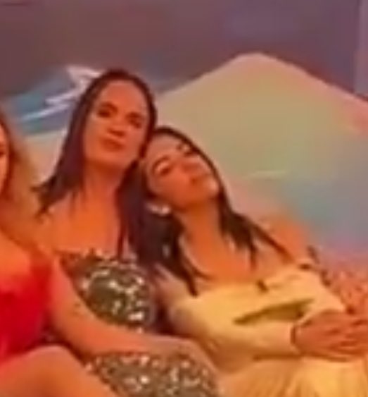 souldesak's tweet photo. Porfa métanlas en una burbuja 😭 https://t.co/rPKs7gv4C4