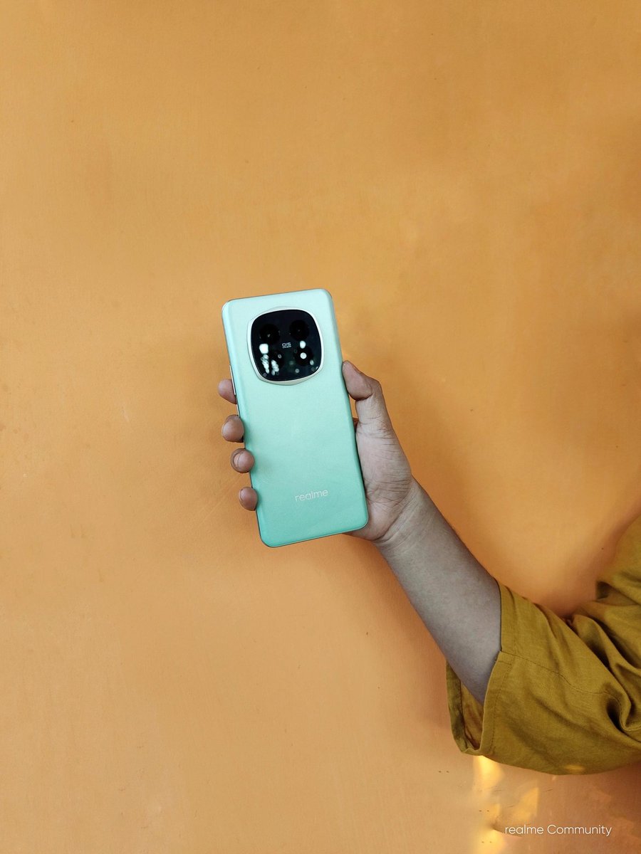 Sumaira_tweets's tweet photo. The realme P2 Pro delivers both style and functionality. The premium design feels great in  hand, and the display adjusts seamlessly to different lighting conditions. If you’re someone who values aesthetics &amp; performance then the realme P2 Pro should definitely be on your radar. https://t.co/jOLZPolMA9