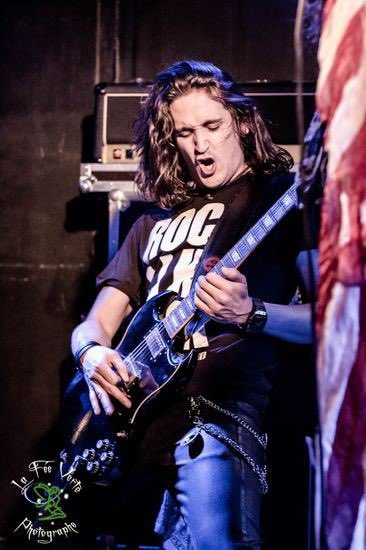 OnlyHighway's tweet image. #flashbackmonday 
Cool shot of @BenChambert giving his all and living it fully during the « US of Rock’n’Roll Tour » ! 🧨⚡️

📸 La fée verte (RIP Carrie 🙏🏻) at @secretplacetaf 

#highway #concertphotography #hardrock #rock #guitar #gibson #adambomb shirt #rocklikefuck