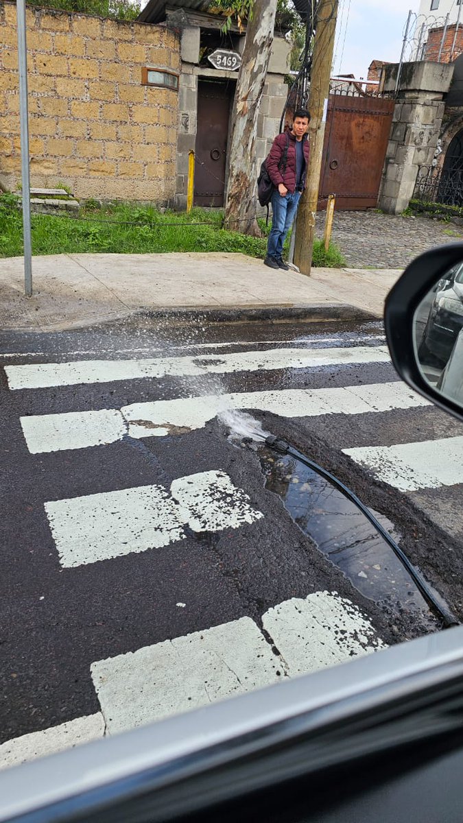 ComunidaDesier2's tweet photo. Apoyo @SacmexCDMX la misma fuga que se ha reportado innumerables veces, sobre Desierto de los Leones frente al 5510 col. Alcantarilla @AlcaldiaAO #Agua #FugaDeAgua @adrifam65 @ALEJAMATZ @DtVinculo https://t.co/f0y6MI2ZUf