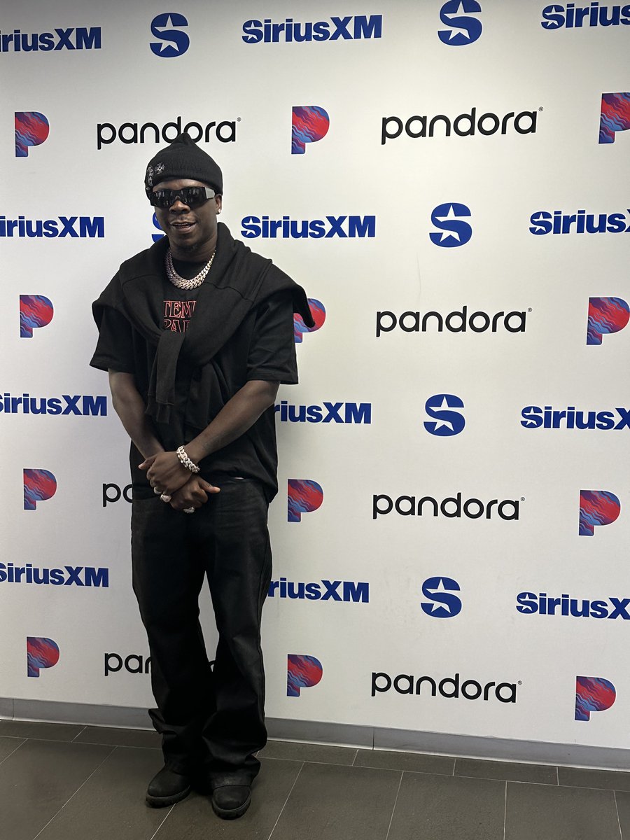 TatianaSnead's tweet image. just met the legendary mf’n @stonebwoy &amp;amp; his team at the office and the man is BRILLIANT on top of the fact that the new music sounds phenomenal. i cannot wait for y’all to hear it.