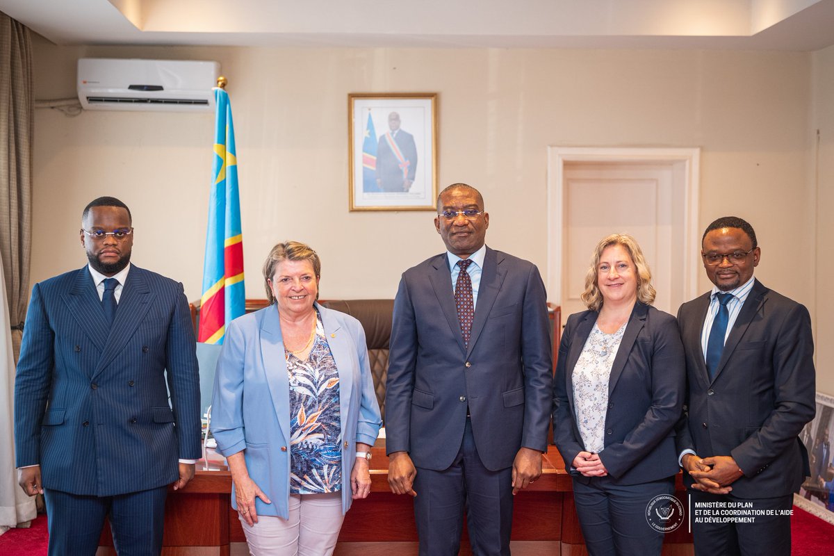PlanRdc's tweet photo. 30.09.2024| Kinshasa-RDC
Coopération Bilatérale | Renforcement des initiatives de développement RDC-Canada

Le Vice-Premier Ministre @guylainnyembo_ a rencontré ce jour Maryse Guilbeault, Ambassadrice du Canada en RDC, pour faire le point sur la coopération bilatérale en matière de développement entre la RDC et le Canada. Les deux personnalités ont discuté des questions liées à la coordination de l'aide canadienne au développement, aux objectifs de développement durable (ODD) et aux défis communs auxquels les deux pays sont confrontés.

Au cours de cet échange, les deux parties ont exprimé leur souhait de renforcer les liens de coopération dans divers domaines, notamment la santé, l'agriculture, la sécurité, l'éducation... Maryse Guilbeault a réaffirmé l'engagement du Canada à collaborer étroitement avec la RDC : « Nous allons continuer à travailler ensemble en tant que partenaires, non seulement dans le domaine du développement, mais aussi dans le commerce, d'égal à égal. » a dit la diplomate canadienne. 

#MinistèreDuPlan_CAD
#CoopérationRDC_Canada