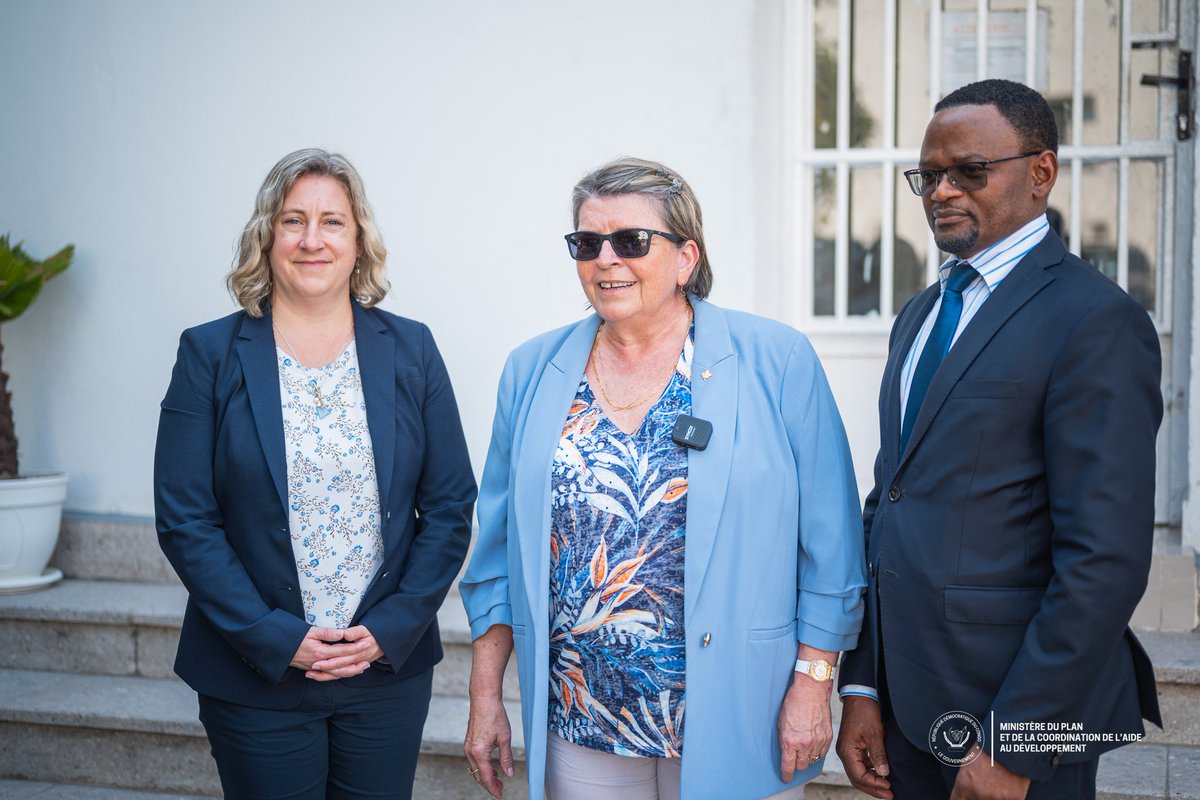 PlanRdc's tweet photo. 30.09.2024| Kinshasa-RDC
Coopération Bilatérale | Renforcement des initiatives de développement RDC-Canada

Le Vice-Premier Ministre @guylainnyembo_ a rencontré ce jour Maryse Guilbeault, Ambassadrice du Canada en RDC, pour faire le point sur la coopération bilatérale en matière de développement entre la RDC et le Canada. Les deux personnalités ont discuté des questions liées à la coordination de l'aide canadienne au développement, aux objectifs de développement durable (ODD) et aux défis communs auxquels les deux pays sont confrontés.

Au cours de cet échange, les deux parties ont exprimé leur souhait de renforcer les liens de coopération dans divers domaines, notamment la santé, l'agriculture, la sécurité, l'éducation... Maryse Guilbeault a réaffirmé l'engagement du Canada à collaborer étroitement avec la RDC : « Nous allons continuer à travailler ensemble en tant que partenaires, non seulement dans le domaine du développement, mais aussi dans le commerce, d'égal à égal. » a dit la diplomate canadienne. 

#MinistèreDuPlan_CAD
#CoopérationRDC_Canada